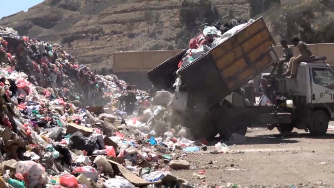 Sana'da COVID-19 tedavisinde kullanılan malzemeler dahil tıbbi atıklar vahşi depolama alanlarına bırakılıyor. Fotoğraf: TRT Arabi 